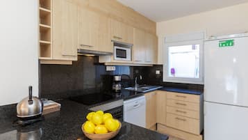 Frigorífico, microondas, horno y lavavajillas