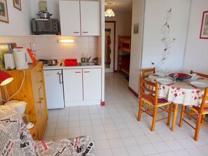 Kühlschrank, Mikrowelle, Ofen, Toaster