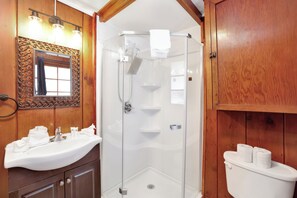 Cabaña, varias camas, hidromasaje, vista a la montaña (104) | Baño | Amenidades de baño de diseñador, toallas, papel de baño 