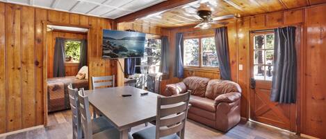 Cabane, plusieurs lits, bain à remous, vue montagne (104) | Intérieur