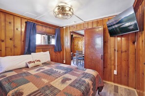 Cabin, Multiple Beds, Hot Tub, Mountain View (104) | 2 bedrooms, individually decorated, individually furnished, bed sheets - Lakeview #104 (Big Bear Lake)