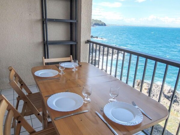 Outdoor dining - Les Roches Bleues by Interhome (Collioure)