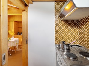 Réfrigérateur, four, batterie de cuisine, vaisselle et ustensiles