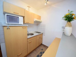 Refrigerador, microondas y utensilios de cocina 