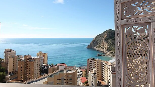 Un paysage urbain côtier avec de hauts immeubles et une vue dégagée sur la mer.