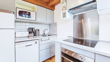 Een koelkast, een microgolfoven, een oven, een vaatwasser