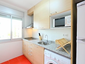 Réfrigérateur, micro-ondes, batterie de cuisine, vaisselle et ustensiles