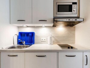 Kjøleskap og kjøkkenutstyr