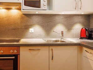 ثلاجة، ميكروويف، فرن، غسالة أطباق