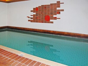 من حمّامات السباحة المغطاة