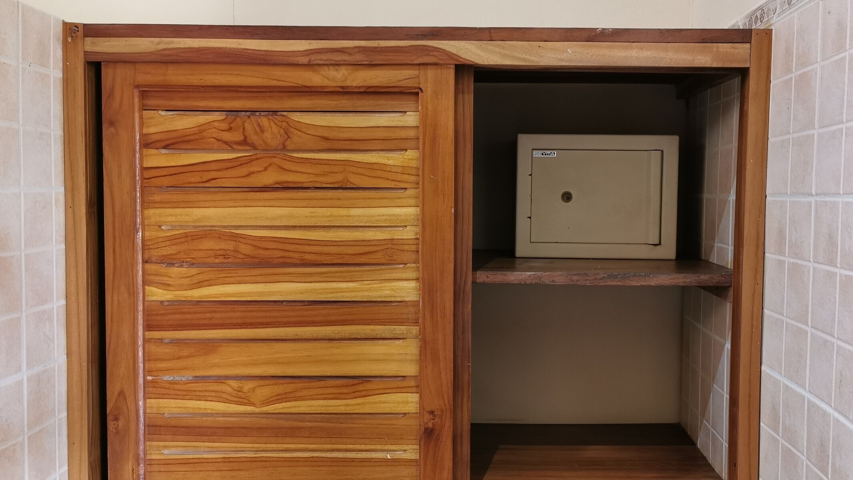 comfort studio, multiple beds, kitchen, pool view | safe