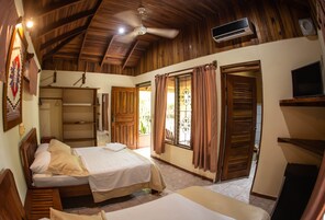 Bangalô júnior, várias camas, acesso à piscina, vista para o jardim | Cofres nos quartos, Wi-Fi de cortesia, roupa de cama