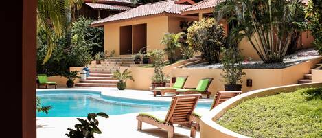 Piscine extérieure, chaises longues