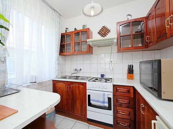 KĂŒhlschrank, Mikrowelle, Ofen, Kochgeschirr/Geschirr/Besteck
