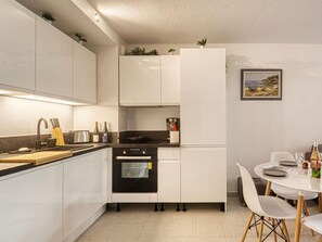 Jääkaappi, mikroaaltouuni, uuni, astianpesukone