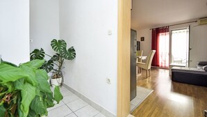 Un apartamento moderno con sala de estar, comedor y balcón.