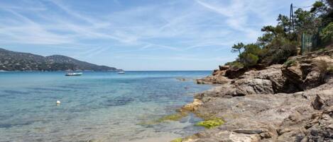 Una spiaggia nelle vicinanze