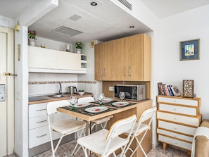 Refrigerador, microondas, lavavajillas, utensilios de cocina