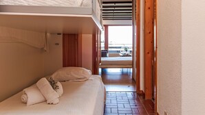 A bunk bed room with a view of a balcony. - Christiania 2 O3 by Interhome (Nendaz)