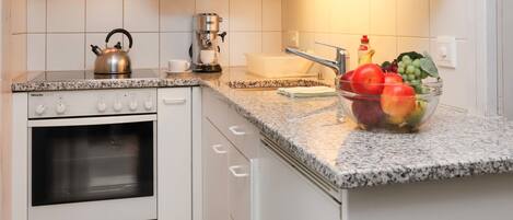 Refrigerador, horno, utensilios de cocina y comedor