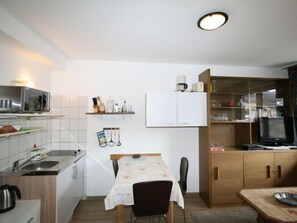 Kylskåp, mikrovågsugn, ugn och brödrost