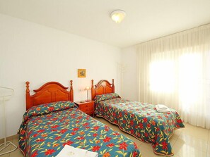 2 slaapkamers, een bureau, een strijkplank/strijkijzer, internet