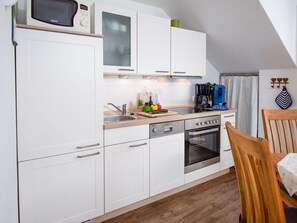 Kylskåp, diskmaskin, brödrost och barnstol