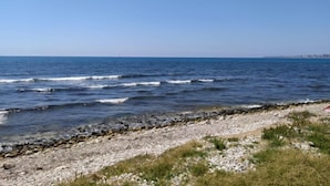 Une vue sur la côte, avec un rivage rocheux et des vagues.