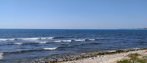 Une vue sur la côte, avec un rivage rocheux et des vagues.