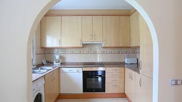 Frigorífico, microondas, horno y lavavajillas