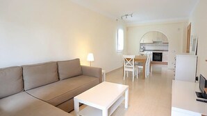 Un apartamento moderno con sala de estar, comedor y cocina.