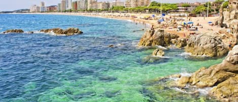 Una spiaggia nelle vicinanze