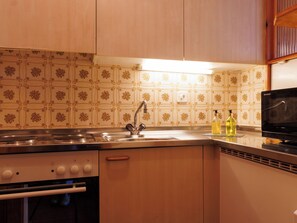 Fridge, microwave, oven, cookware/dishes/utensils