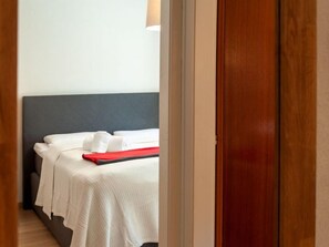 2 bedrooms, desk, internet