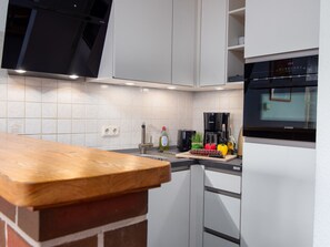 Kühlschrank, Mikrowelle, Ofen, Geschirrspüler