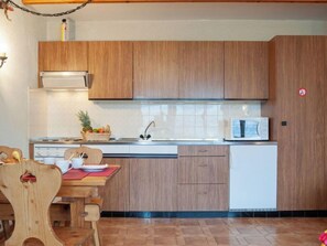 Réfrigérateur, four, batterie de cuisine, vaisselle et ustensiles