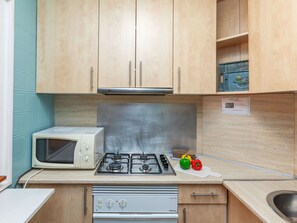Refrigerador, microondas, horno y utensilios de cocina 