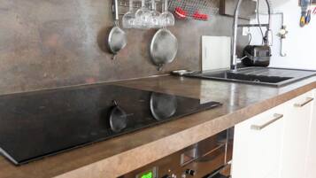 Een koelkast, een microgolfoven, een oven, een vaatwasser