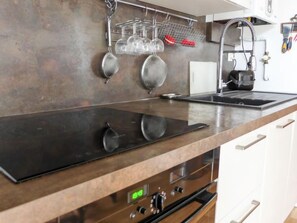 Kjøleskap, mikrobølgeovn, ovn og oppvaskmaskin