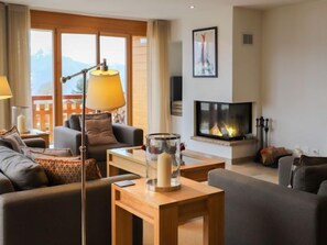 Fernseher, Kamin, DVD-Player