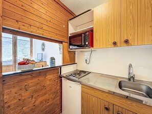 Réfrigérateur, micro-ondes, batterie de cuisine, vaisselle et ustensiles