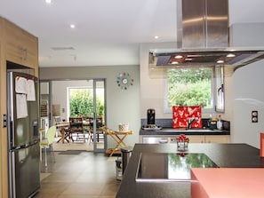 Kühlschrank, Mikrowelle, Ofen, Geschirrspüler