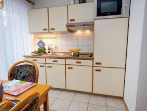 KĂŒhlschrank, Mikrowelle, Kochgeschirr/Geschirr/Besteck