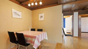 Une salle de conférence équipée d’une table, de chaises et de tableaux accrochés aux murs.
