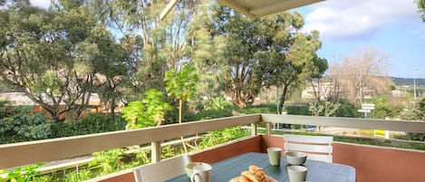 تناول الطعام بالخارج