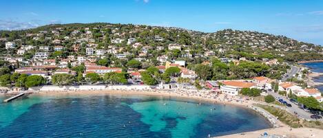 Una spiaggia nelle vicinanze