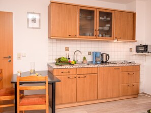 Réfrigérateur, micro-ondes, batterie de cuisine, vaisselle et ustensiles