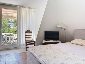 1 bedroom, iron/ironing board, free Internet