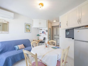 TV - Les Rives Latines by Interhome (Fréjus)