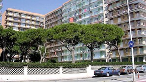 A multi-story residential building with balconies, a bicycle parking sign, and a date stamp of 21-09-2005. - Olivier by Interhome (Blanes)